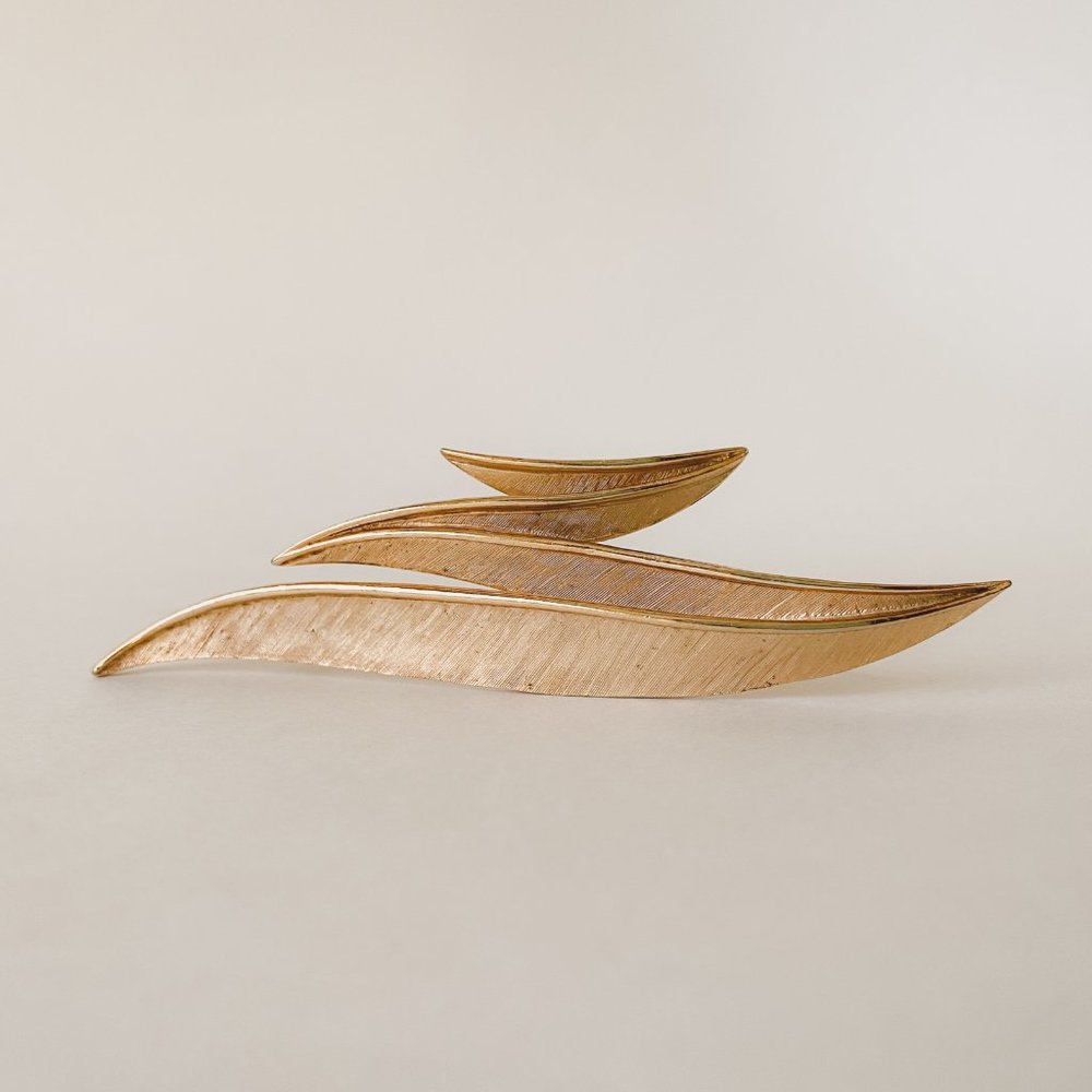 Crown Trifari Vintage Gold Tone Abstract Sleek Leaf Line Ribbon Textured Brooch